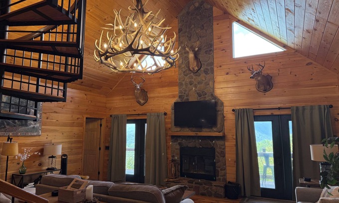 Bryson City Cabina | 14 minutes from Polar Express! Quiet Cabin w/ Hot Tub and Mountain Views!
