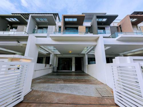 Gelugor Casa | 142 spacious 3storey 6BR 6bath for big family wedding birthday easy parking