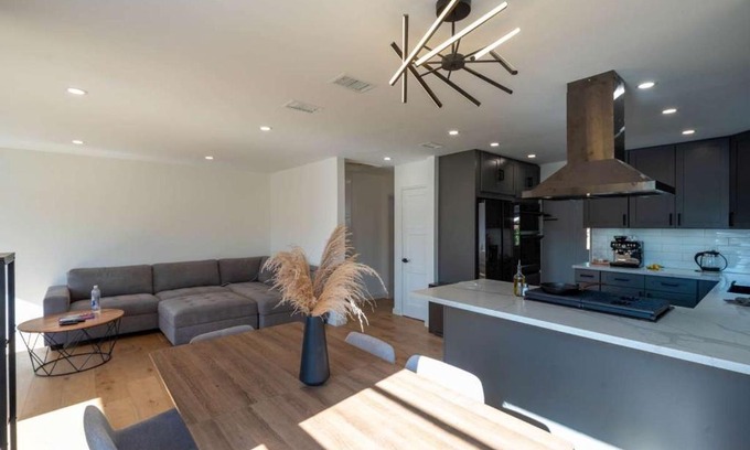 Van Nuys Casa | 14333 Collins St