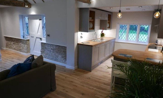 Godalming Cabaña | 14th Century Converted Dairy