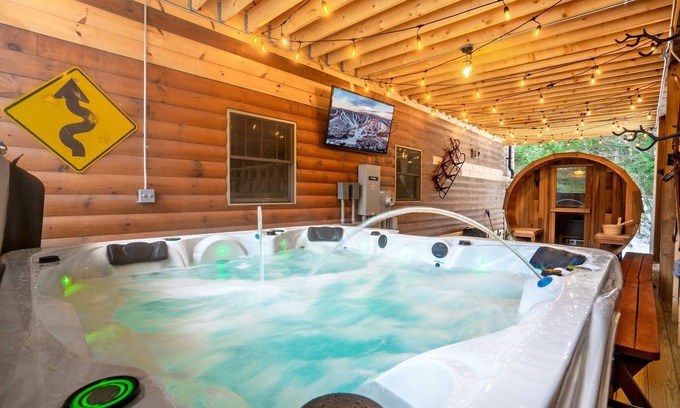 Bethel Chalet De Esquí | 15 Guest Chalet with Sauna and Hot Tub - Bunk Room - 4 minutes to Sunday River