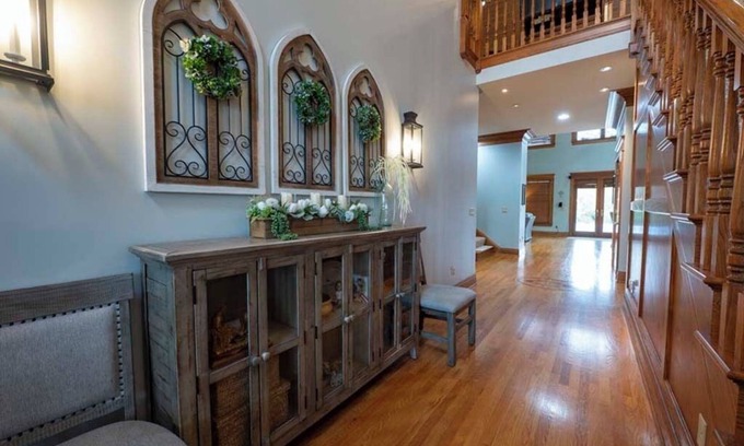 Speed Casa | 15 mi to KY Derby Churchill Downs! Lux Estate 6 BR 4b/2hb HEATED POOL, sleeps 14