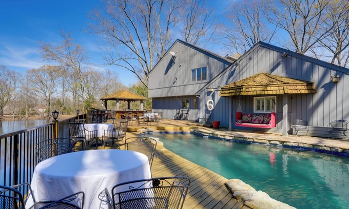 Southaven Casa | Stunning Southaven Estate: Pool & Spacious Deck!