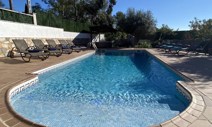 Sitges Villa | 15 minutos en coche/Sitges -Villa Lluna Sitges. Piscina XXL A/C by Weekly Villas