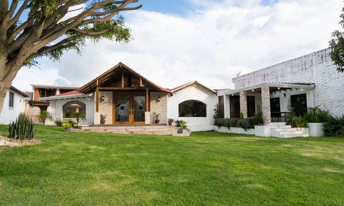 Tumbaco Casa | 15 min from airport! Luxurious Gated Estate with Mountain Views from the Valley.