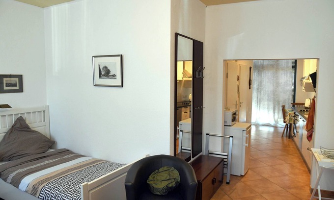 Furth-Sud Apartamento | 15 min from Neuss main station. Apartment for rent in quiet residential street.