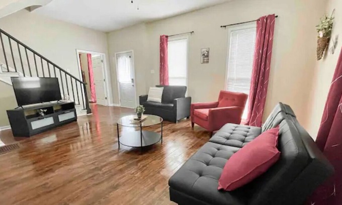 Greenwood Casa | 15 Min/Lucas Oil, Sleeps 10! Host w/1,000 Reviews!