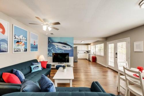 Irving Casa | 15 min to AT&T Lakefront Home suite 3 Bed 1 bath , Read the listing