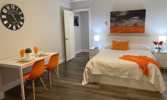 Irving Apartamento | 15 min to AT&T Stadium. Lakeside studio with private yard.