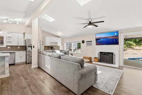 Serra Mesa Casa | 15 Min to Beach and Zoo - Hot Tub - Cozy Fire Villa Pit