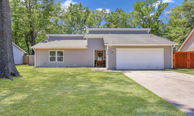 North Charleston Casa | 15 minutes from CHS airport 20 minutes from Downtown 35 minutes from beaches.