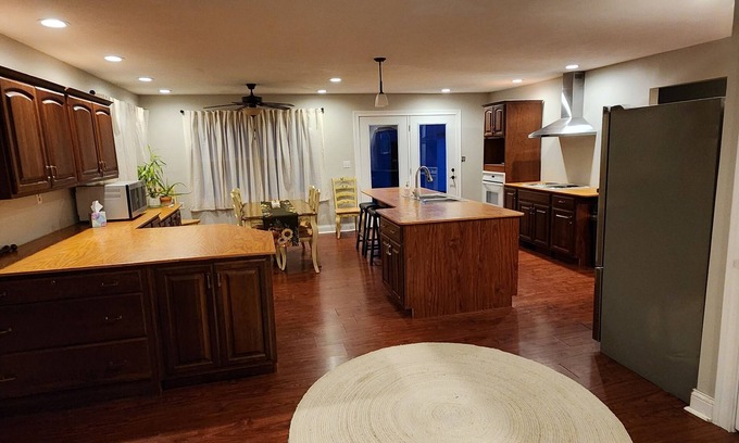 Waynesville Otro | 15 minutes from Kings Island! Spacious farmhouse that sleeps up to 11!