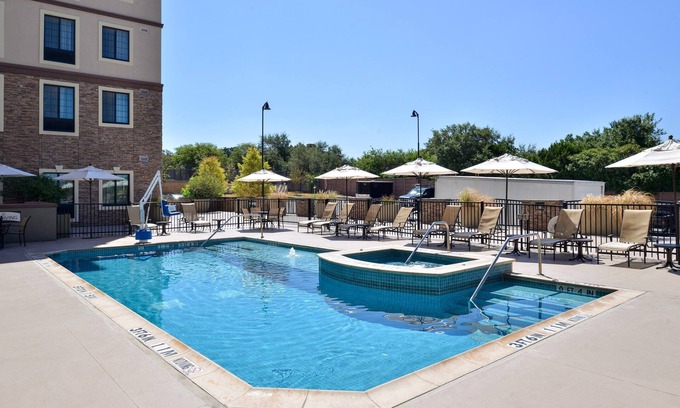 Hollywood Park Apartamento | ¡A 15 minutos de Six Flags! El | Estudio con ducha adaptada para silla de ruedas + piscina al aire libre y bañera de hidromasaje