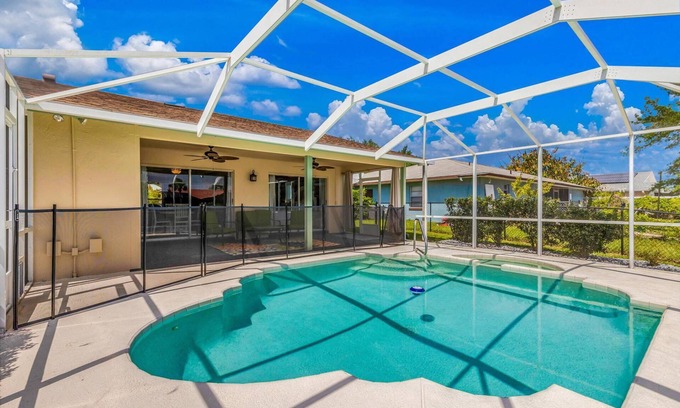 Palm Harbor Casa | Beautiful Waterfront Pool Home | Close to Golf & Beaches | Dog Friendly | Free Wifi | Dock