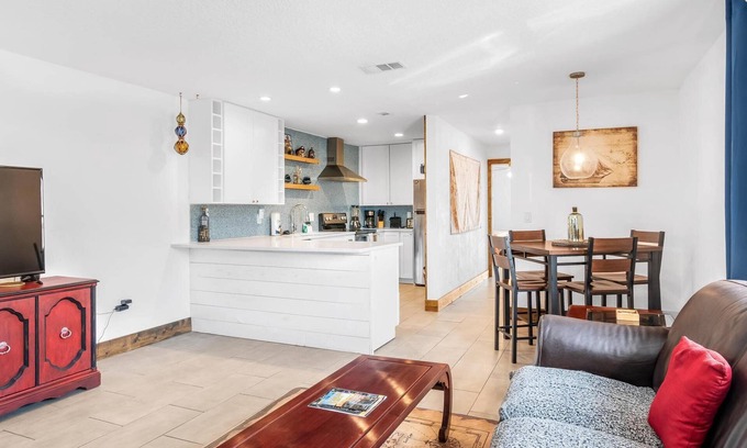Flagler Beach Condominio | Pirate Beach Hideaway | Flagler Beach | Short Walk To The Beach & Restaurants | WiFi