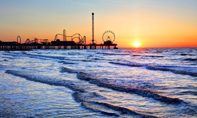 Galveston Cabaña | New 3BR Cottage| $200 Free Activities Daily| Midtown Galveston| 1mi to Beach| Dogs Ok |Fenced Yard