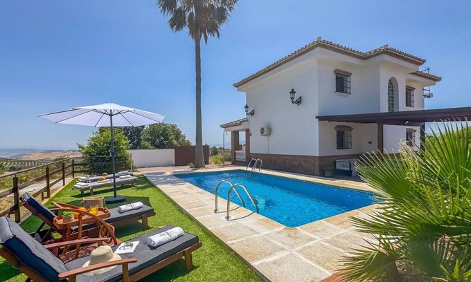 Alozaina Casa | 150 m² Casa ∙ 4 habitaciones ∙ 8 huéspedes