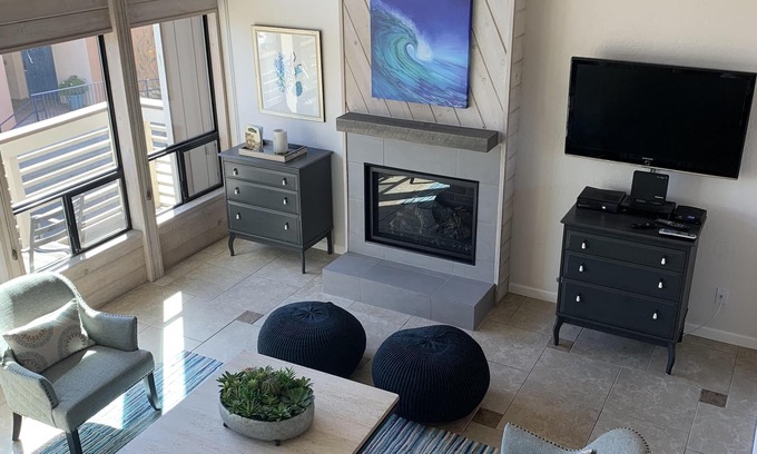 Capitola Condominio | ¡150 pasos a la arena! Hermoso condominio 2Bd / 2Ba con vista al mar. Duerme 8