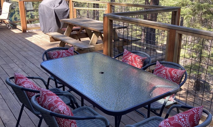 Deschutes River Woods Casa | 5 BR 10 min a Old Mill: 8 camas, 1500 pies cuadrados, jacuzzi, mascotas, 1 acre