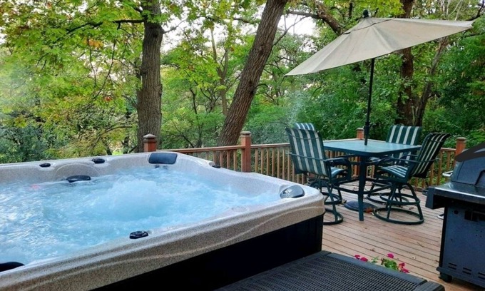 Eden Prairie Apartamento | 1500 square foot Wooded Walkout Retreat with YEAR ROUND HOT TUB on Golf Course