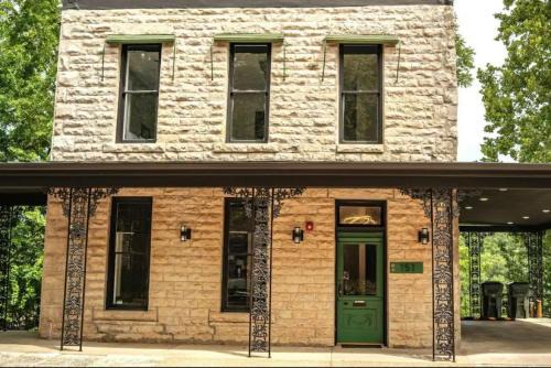 Eureka Springs Historic District Casa | 151 Spring Downtown Eureka Springs Suite E