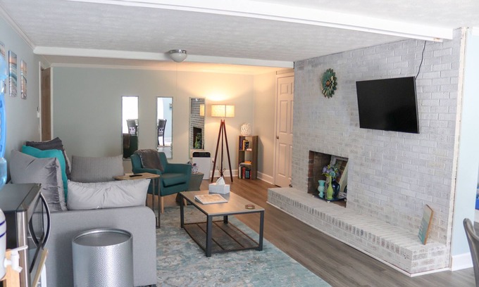 Weaverville Apartamento | 15min from downtown. Perfect couples vacation, Porch, patio. Pet-friendly!