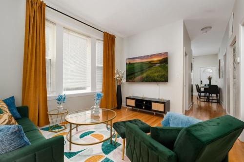East Garfield Park Apartamento | 15mins DT Wicker Park Gem Sleeps 7 FreePark