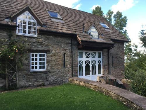 Llanfihangel Tal-y-llyn Casa | 15th Century 6-Bed Farmhouse Sleeps 11 Pets Ok