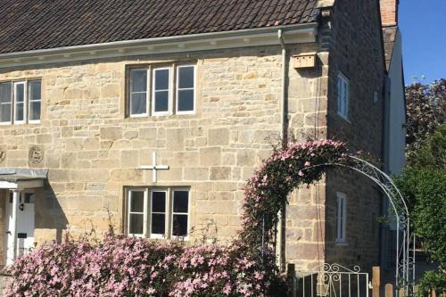 Glastonbury Casa | 16 Century Farmhouse Cottage, foothills of iconic Glastonbury Tor.