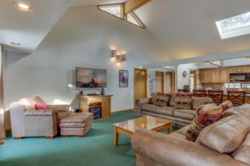 Deer Park Casa | 16 Lassen Lane