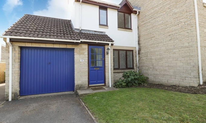 Bradford-on-Avon Cabaña | 16 MYTHERN MEADOW, pet friendly, with a garden in Bradford-On-Avon