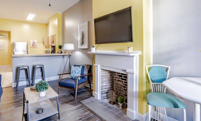 Central Business District Apartamento | 161 State St Unit A (Lower Right) · Amazing Downtown Duo! 2 Bed / 1.5 Baths. 1100Sq FT