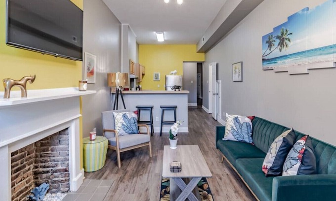 Central Business District Apartamento | 163 A - Lower Left Inside of Door · Downtown Stunner! 2 bd / 1.5 bath. 1100Sq FT! WOW.