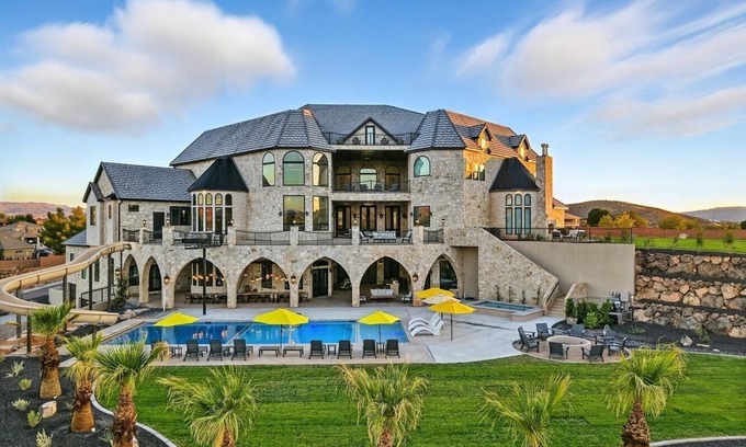 St. George Otro | 16K sqft Castle! Sleeps 40. Theater. Rock-Climbing Wall. Gym. Pool. VIEWS!