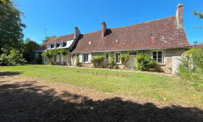 Saint-Etienne-de-Chigny Casa | 16th century priory, sleeps 11, large enclosed garden, near the Loire chateaux