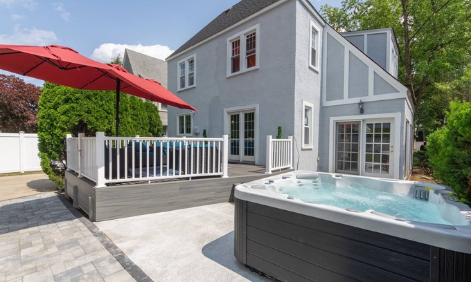 Baldwin Casa | 17 Mins from UBS Arena /Hot tub/Game Room/King Bed