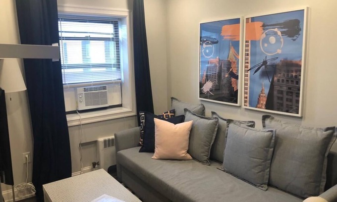 Industry Apartamento | 1703 2H · Splendorous 2bed Apt / 20 min a NYC-Parking Avail