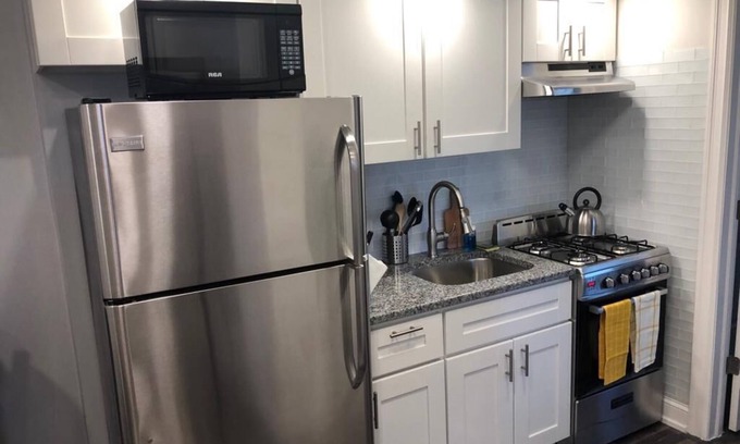 Industry Apartamento | 1715 1E · Excelente 2bed Apt / 20 min a NYC-Parking Avail.