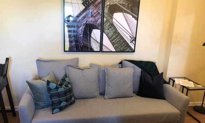 Industry Apartamento | 1715 5E · Elegante y lindo 2b Apt. / 20 min. A NYC-Estacionamiento disponible