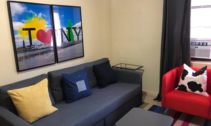 North Bergen Apartamento | Cool Pop Art 2bed Apt-20min NYC Estacionamiento disponible