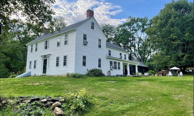 Stockbridge Casa | 1780 Colonial Hilltop Manor - Amazing location