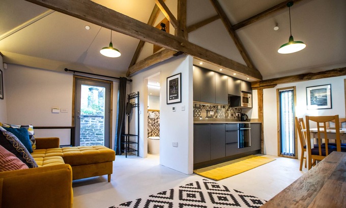 Abergavenny Cabaña | 17th Century Cartshed Nestled In Welsh Countryside