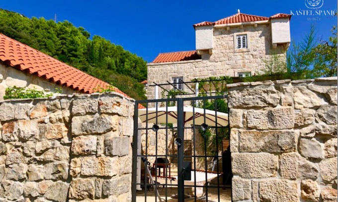 Cara Villa | Castillo del siglo XVII en la isla dálmata