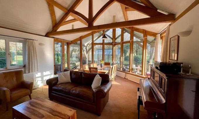 Cowbridge Cabaña | 17th Century four bedroom farmhouse
