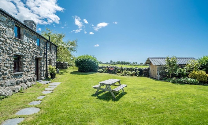 Dyffryn Ardudwy Cabaña | 17th Century Holiday cottage with hot tub and sea views in Dyffryn Ardudwy Snowdonia | Y-Felin