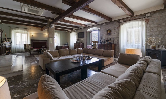 Prcanj Villa | Palacio del siglo XVII en primera línea de mar con vistas a la bahía.