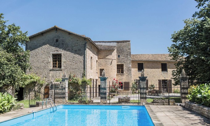 Paizay-le-Tort Casa | 17th Century Riverside Manor House