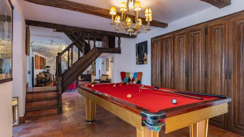 Sintra Cama Y Desayuno | 17th Century Room in Villa with Snooker & HotTub - Sintra WOW