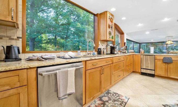 Richmond Casa | 18 Acre Farm - Pickleball, Pond, Outdoor Kitchen
