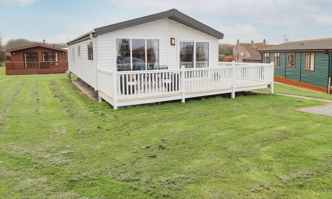Winestead Cabina | 18 HIGHLAND GRANGE, pet friendly in Withernsea